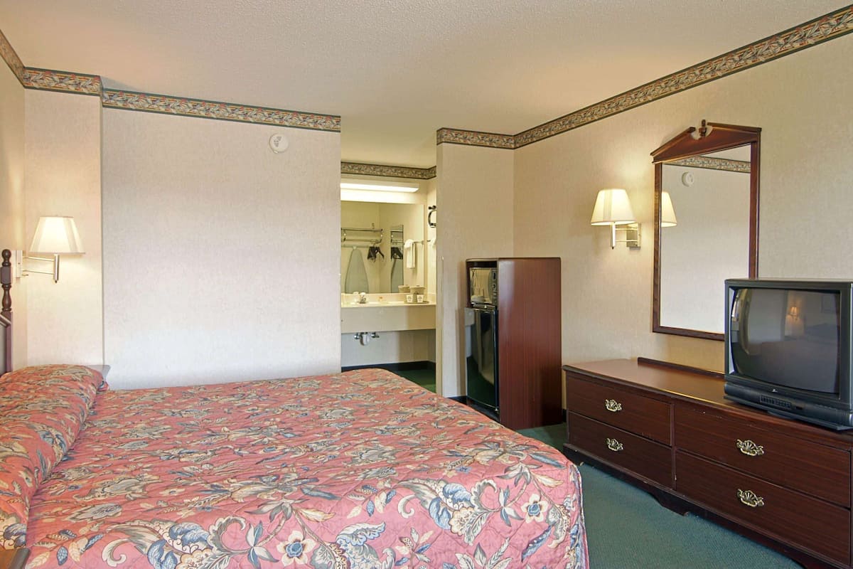 Desk, iron/ironing board, WiFi (free), bed sheets