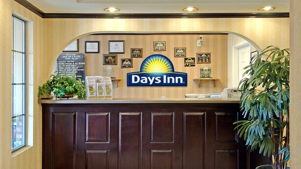 Lobby - Days Inn & Suites by Wyndham Fort Valley (Fort Valley)