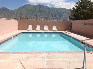 Una piscina al aire libre de temporada