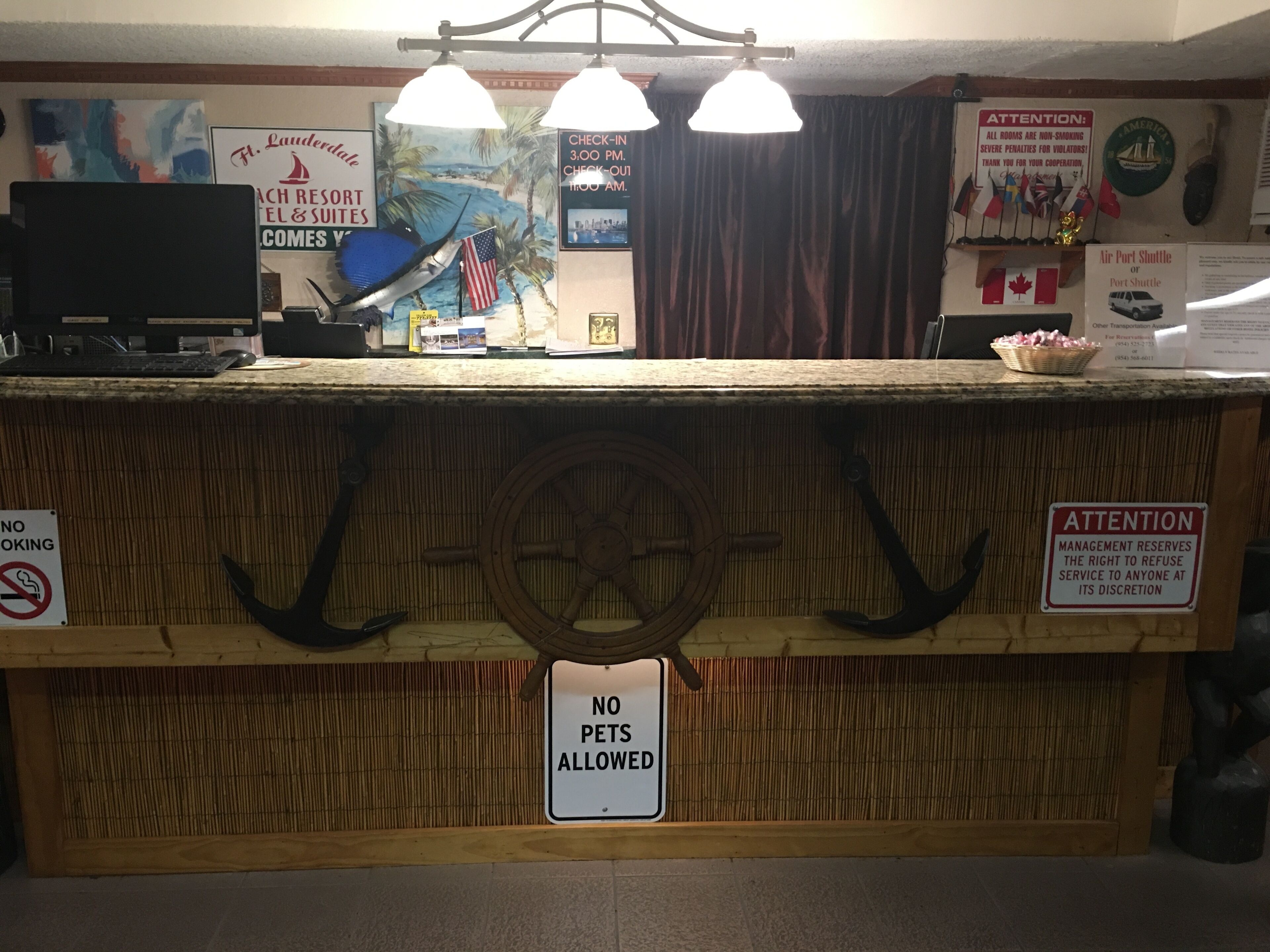 Una reception con tema nautico, che include una ruota di timone e un cartello con la scritta 'No Pets Allowed'.