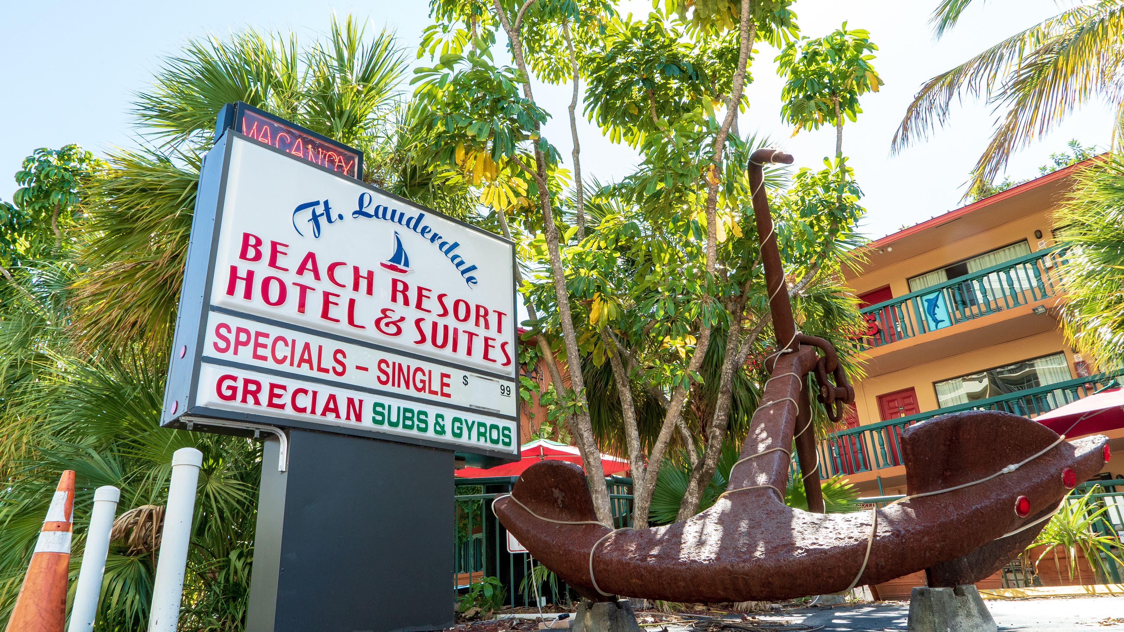 Letrero de un hotel resort frente a la playa, con servicios como playa, habitaciones de hotel, suites y ofertas especiales.