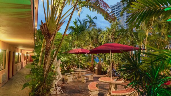 Courtyard view - Fort Lauderdale Beach Resort Hotel & Suites (Fort Lauderdale)