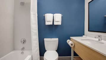 Combined shower/tub, hair dryer, towels