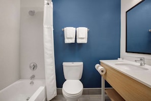 Bañera con ducha, secador de pelo, toallas