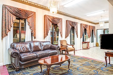 Zona de estar del vestíbulo. Days Inn by Wyndham Covington