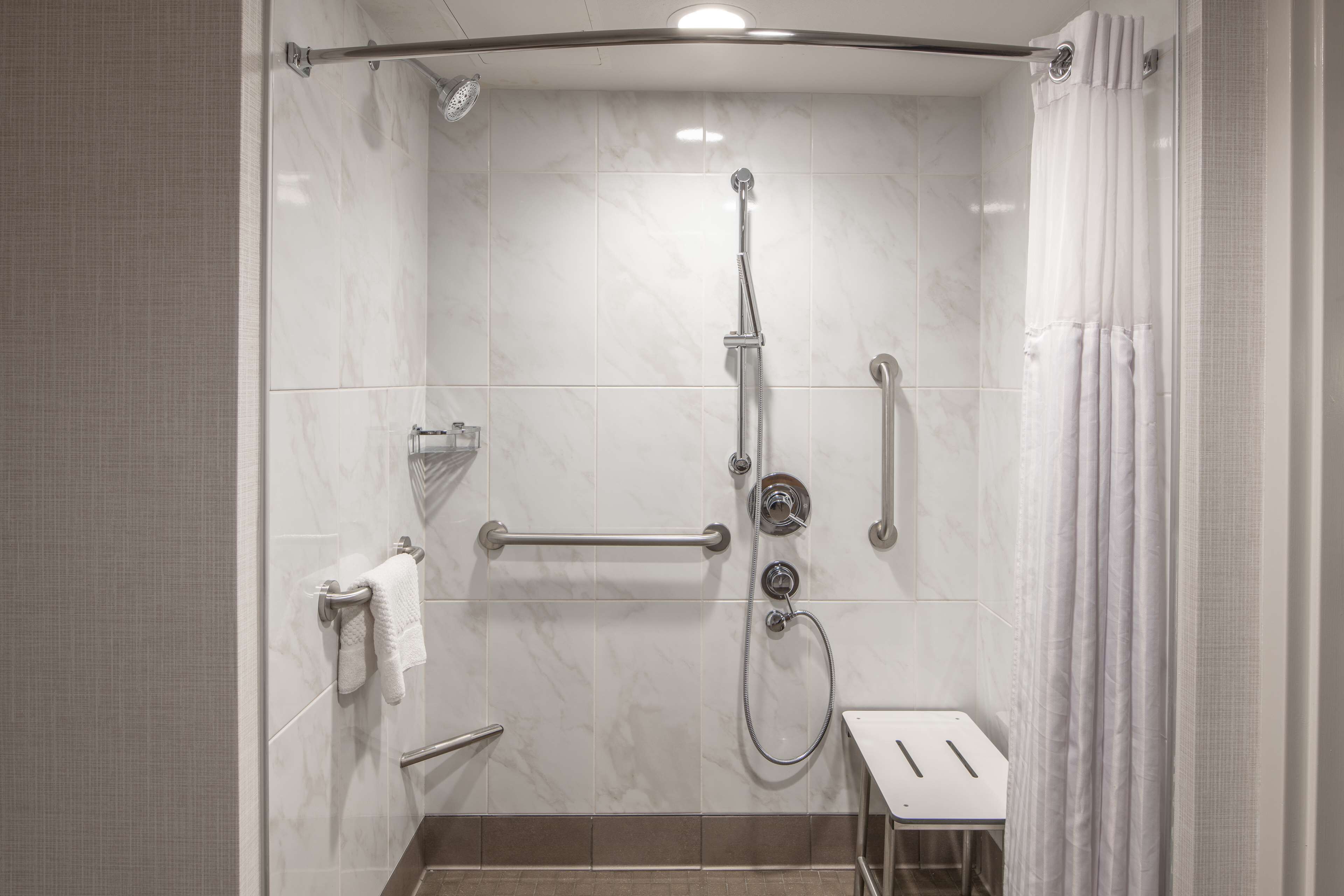 room, non smoking | bathroom | combined shower/bathtub, free toiletries, hair dryer, towels