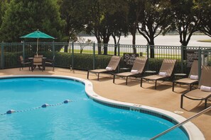 Outdoor pool - DoubleTree by Hilton Dallas - Farmers Branch (Farmers Branch)