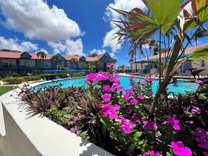 2 outdoor pools, free cabanas, sun loungers