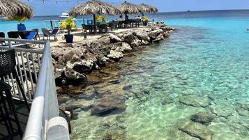 2 restaurantes, se sirven desayunos, comidas, cenas y cocina local