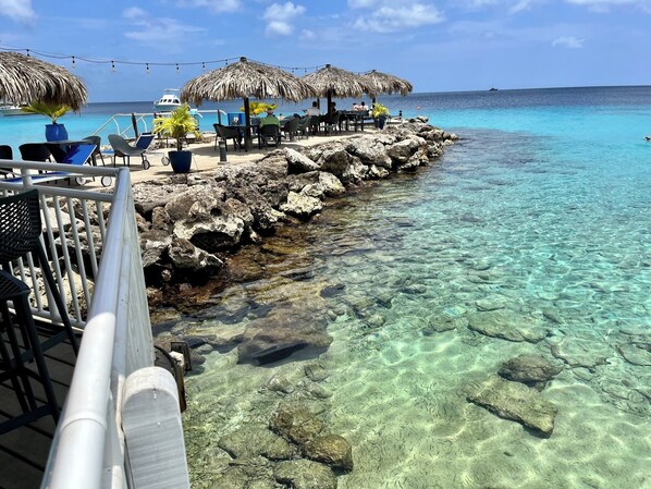 2 restaurants, serveren ontbijt, lunch, diner, lokale gerechten