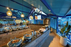 2 restaurantes; se sirven desayunos, almuerzos y cenas