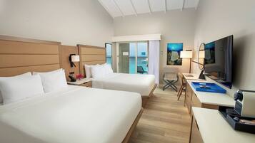 Pengeskab på værelset, skrivebord, mørklægningsgardiner