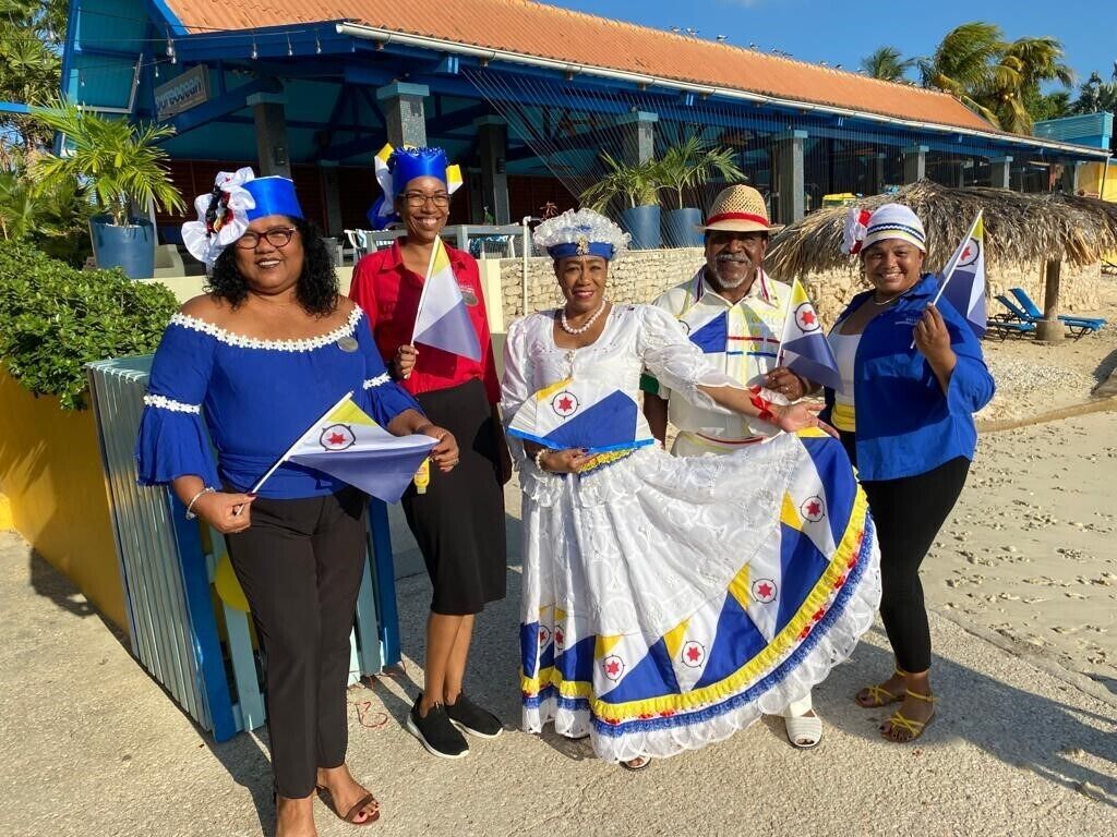 2 restaurants, breakfast, lunch, dinner served; local cuisine