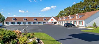 Econo Lodge Inn & Suites