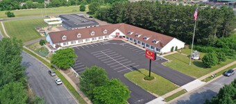 Econo Lodge Inn & Suites