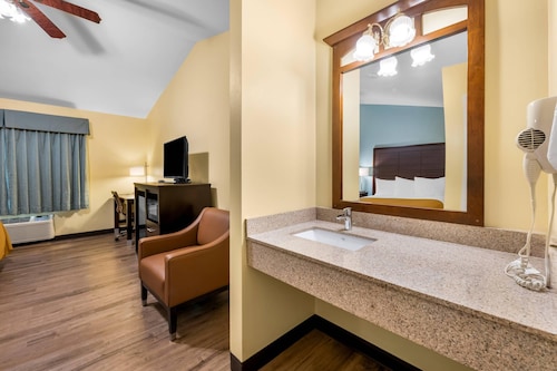 Econo Lodge Inn & Suites Eau Claire South