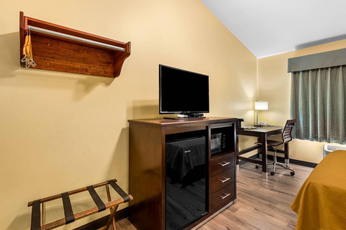 Desk, free WiFi, bed sheets