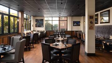 Breakfast, lunch, dinner served; American cuisine, alfresco dining