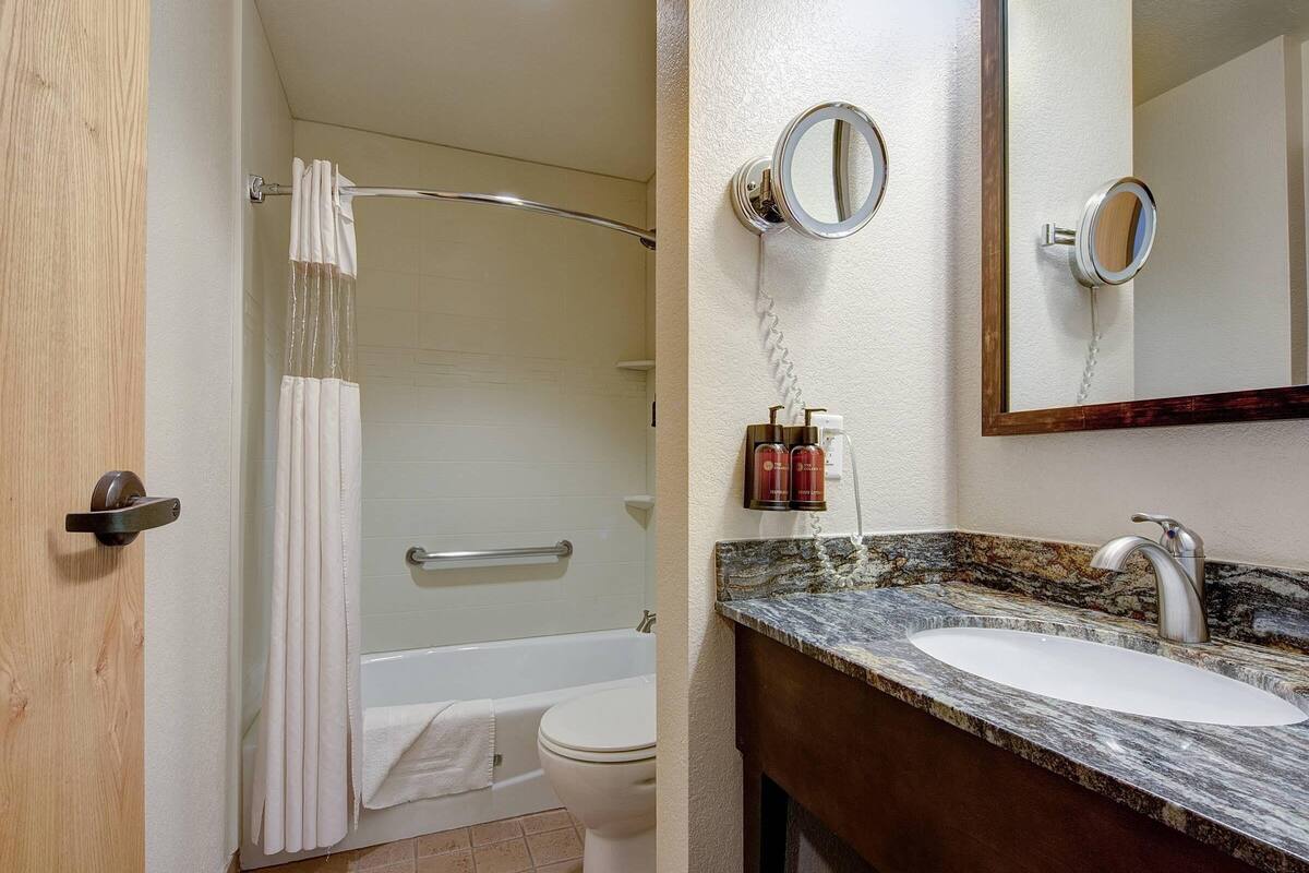 premium bedding, in-room safe, desk, laptop workspace