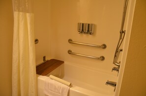 Zimmer, 1 King-Bett, Nichtraucher | Badezimmer | Haartrockner, Bademäntel, Handtücher, Seife