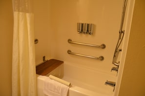 Zimmer, 1 King-Bett, Nichtraucher | Badezimmer | Haartrockner, BademĂ€ntel, HandtĂŒcher, Seife