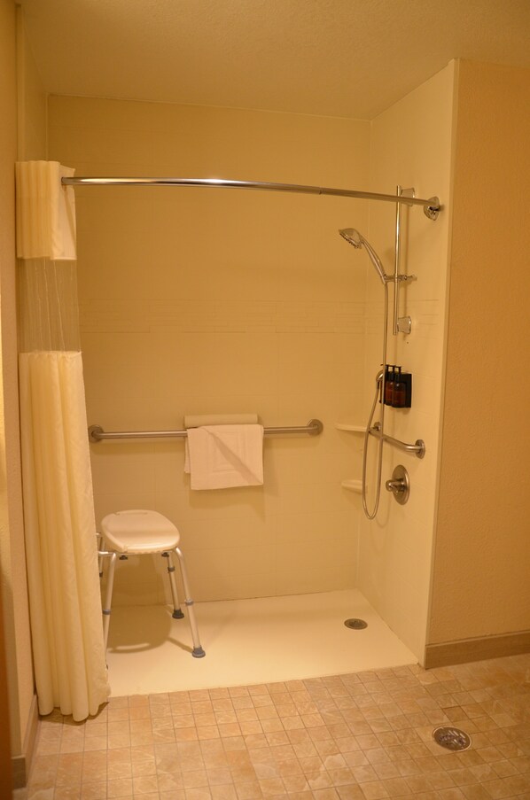 Zimmer, 1 King-Bett, Nichtraucher (Roll-In Shower) | Badezimmer | Haartrockner, Bademäntel, Handtücher, Seife