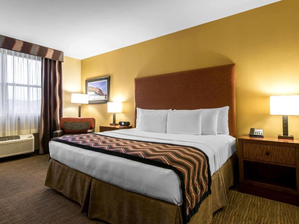 Premium bedding, in-room safe, desk, laptop workspace