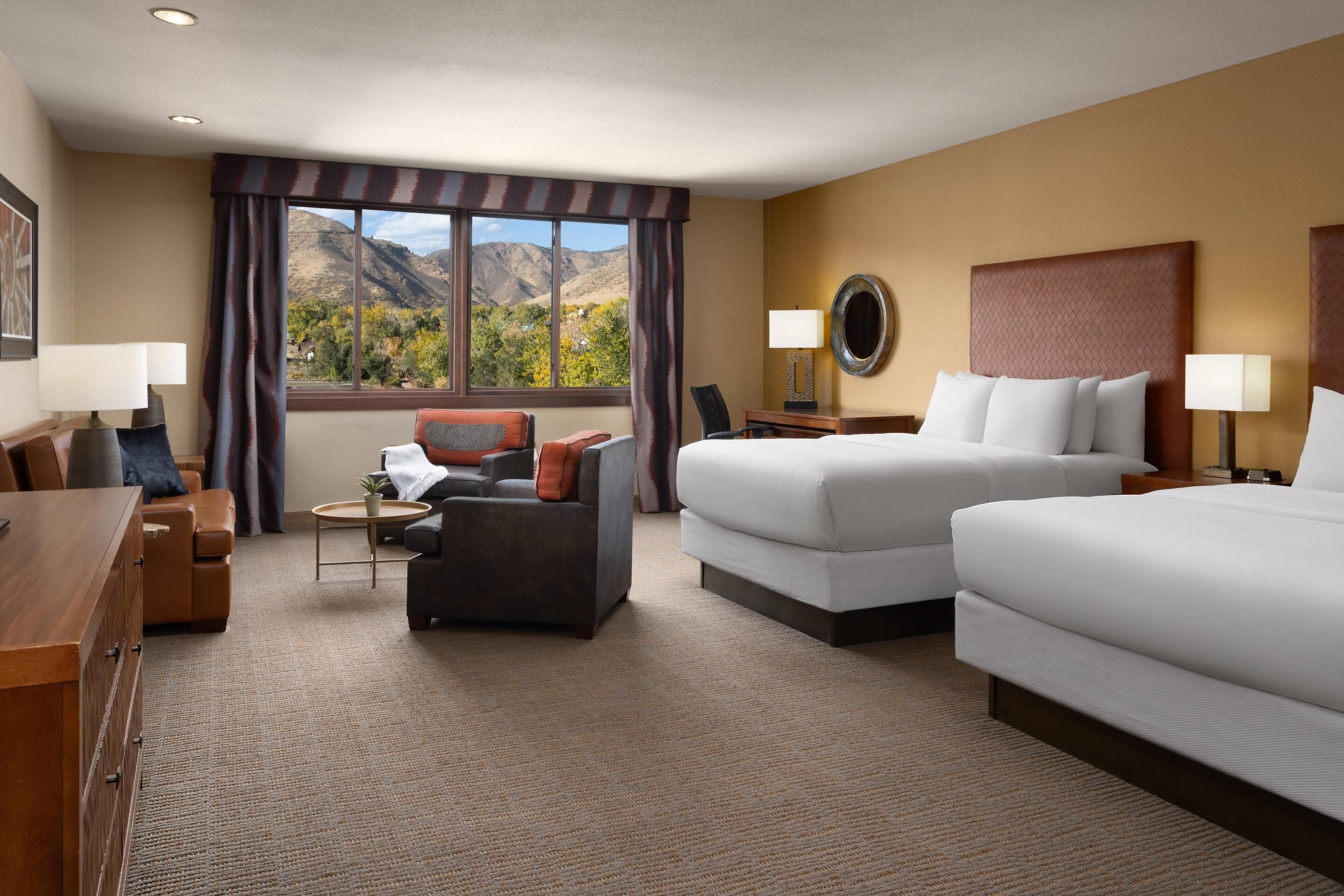 Seprai premium, brankas, meja kerja, dan ruang kerja ramah laptop