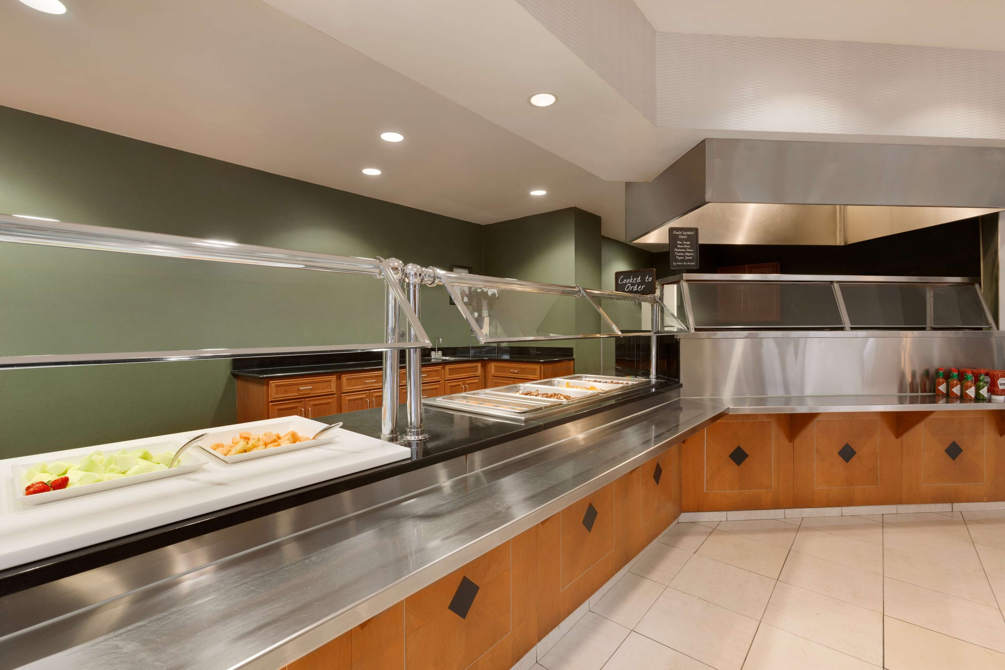 lunch, dinner and brunch served