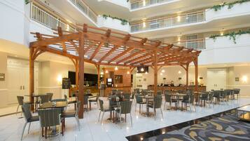 Se sirven almuerzos, cenas y brunch