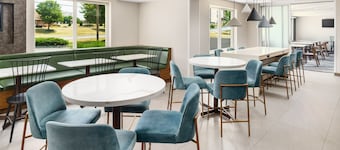 哈里斯堡赫爾希費爾菲爾德套房飯店