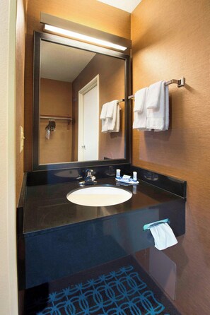 Combined shower/tub, free toiletries, towels