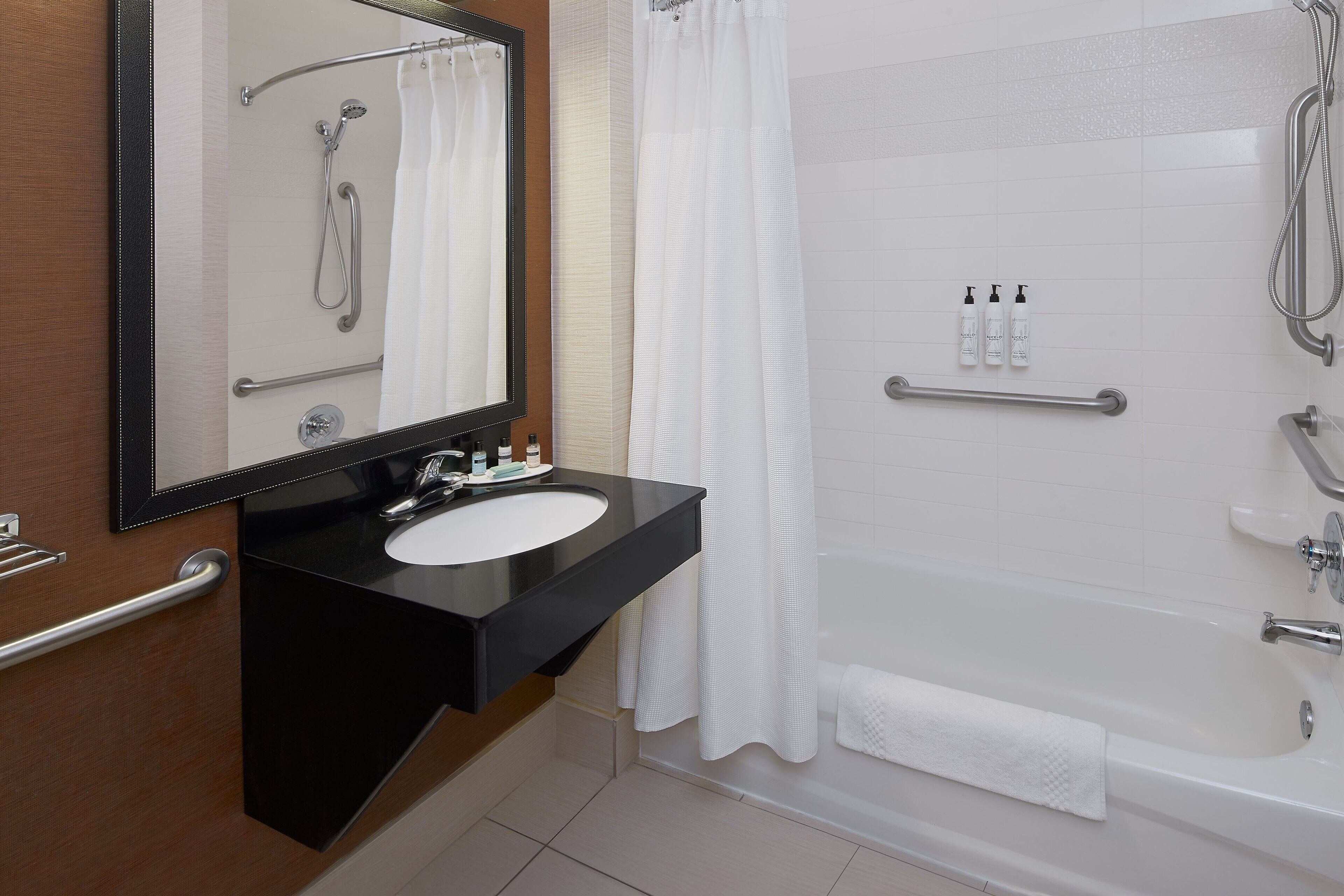 combined shower/bathtub, free toiletries, towels