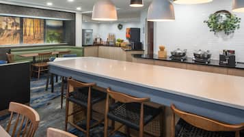 Free buffet breakfast on weekdays