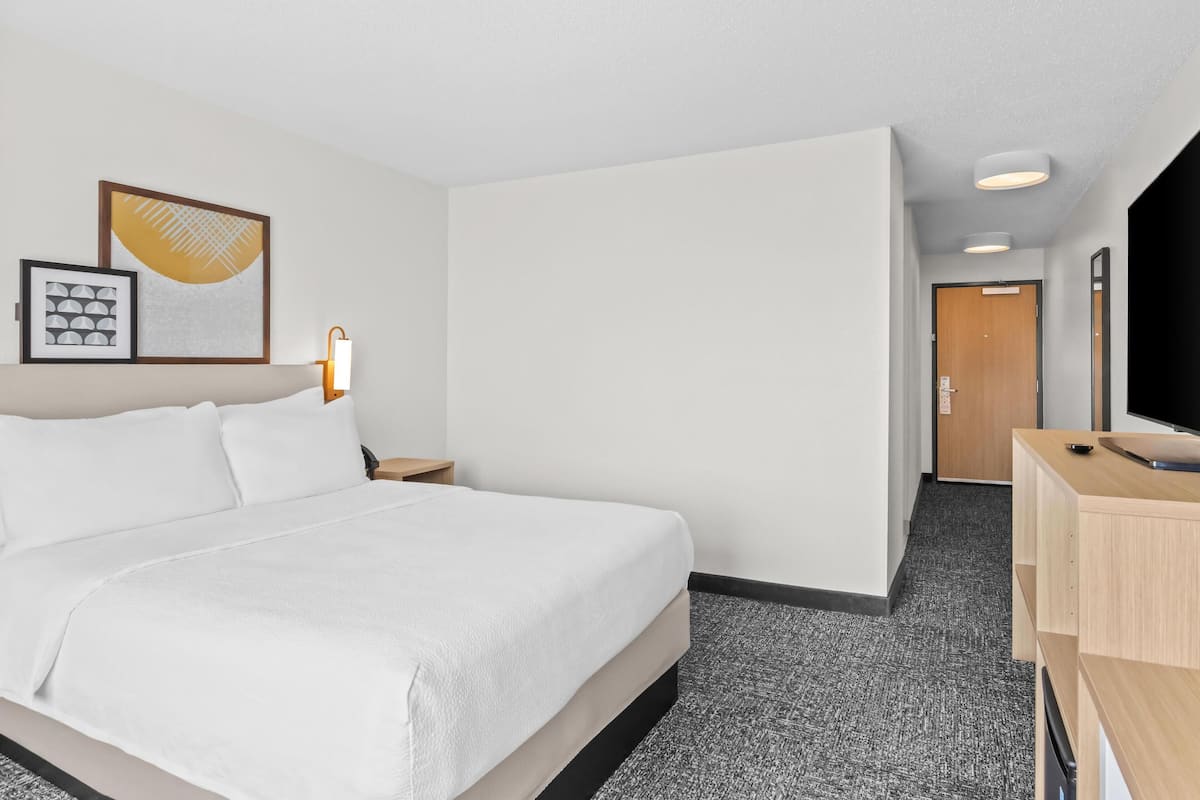 Room, 1 Queen Bed | Iron/ironing board, free rollaway beds, free WiFi, bed sheets