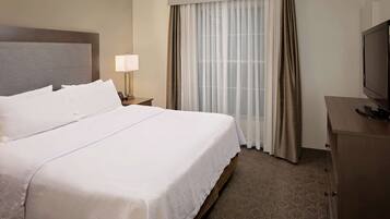 1 phòng ngủ, bộ đồ giường cao cấp, bàn, màn/rèm cản sáng