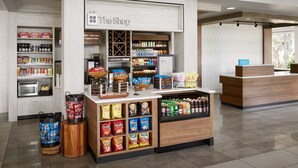 A hotel lobby with a coffee shop area featuring a variety of snacks and beverages. - Hilton Garden Inn Denver South Park Meadows Area (Englewood)