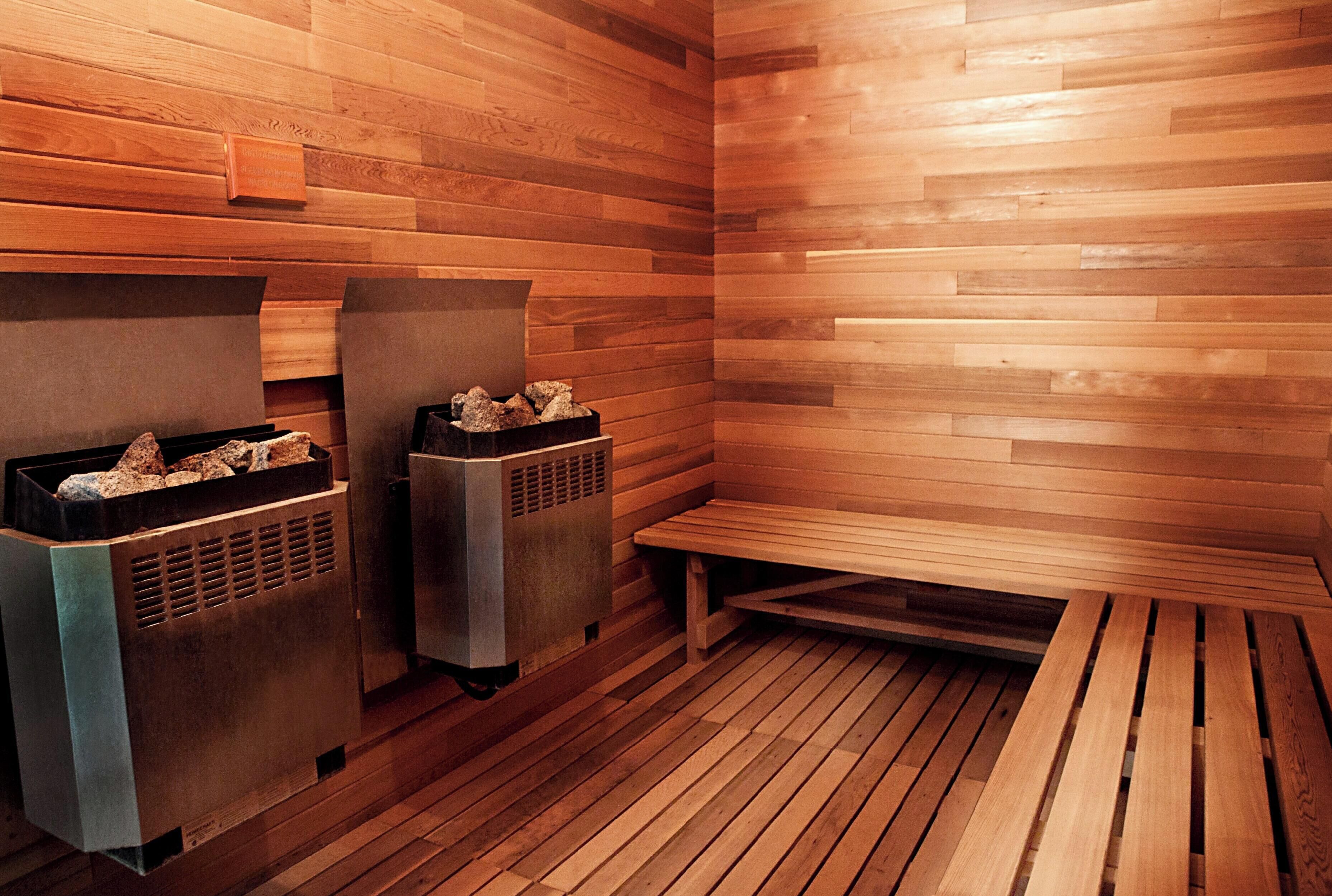 Un cuarto de sauna con paredes y bancos de madera.
