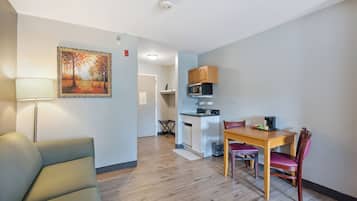 Business Room, 1 King Bed, Non Smoking | Individually furnished, desk, laptop workspace, iron/ironing board