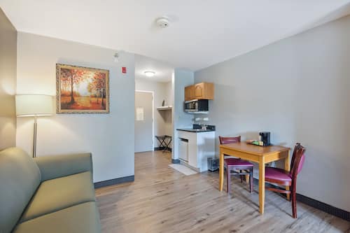 Business Room, 1 King Bed, Non Smoking | Individually furnished, desk, laptop workspace, iron/ironing board