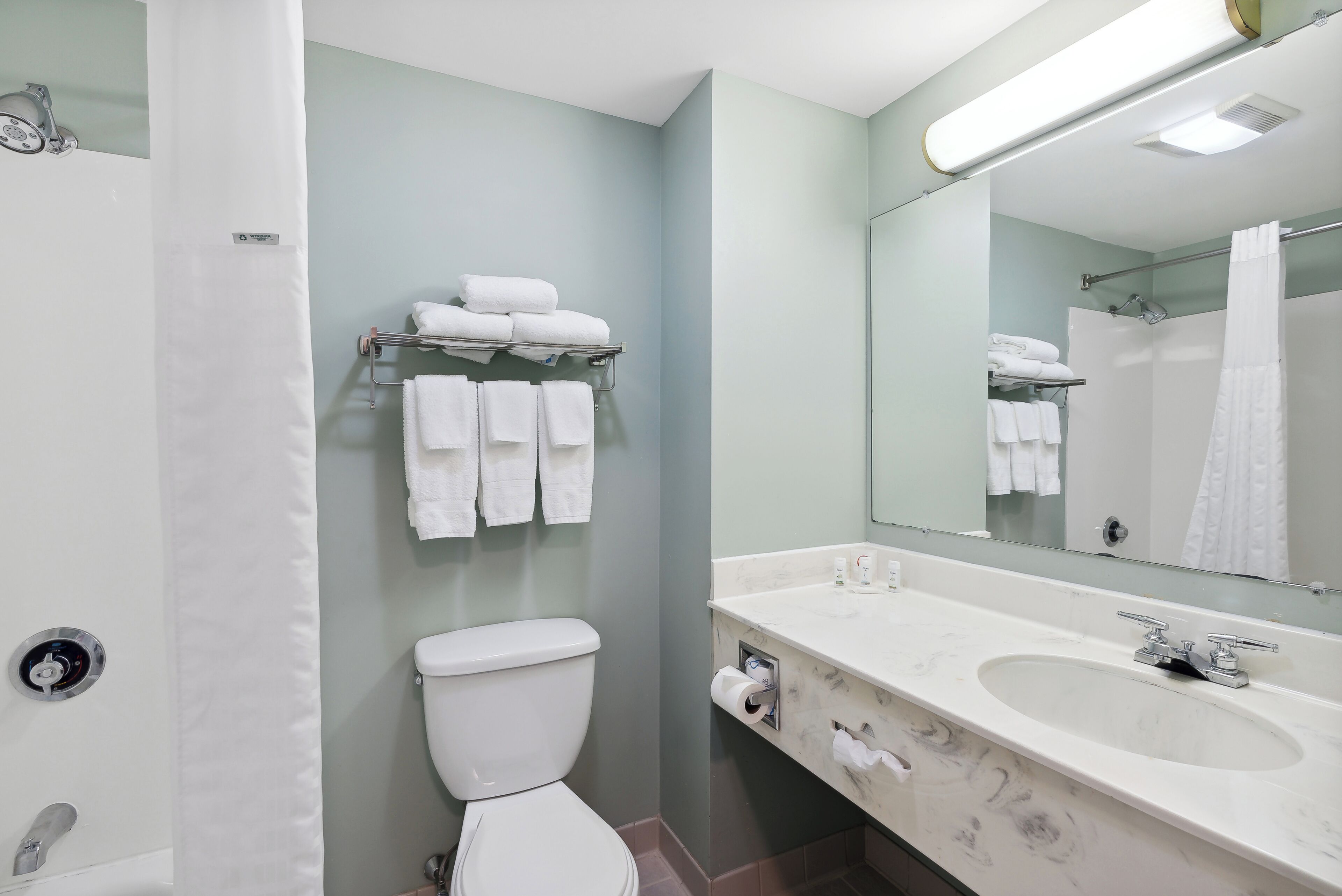 Een bad, gratis toiletartikelen, een haardroger, handdoeken