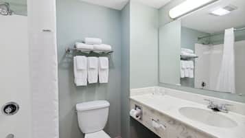 Een bad, gratis toiletartikelen, een haardroger, handdoeken