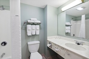 Bañera, artículos de higiene personal gratuitos y secador de pelo