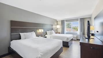 Deluxe kamer, 2 queensize bedden, niet-roken | Individueel gemeubileerd, een bureau, een strijkplank/strijkijzer