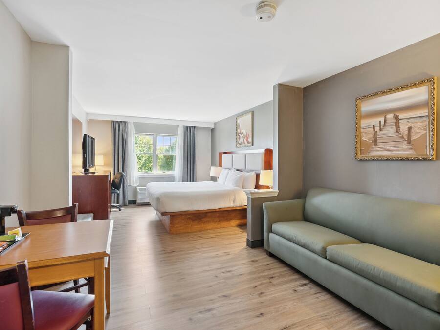 Quarto empresarial, 1 cama King, para não fumantes | Individualmente mobiliados, escrivaninha, ferros/tábuas de passar roupa