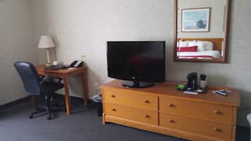 Room, 2 Queen Beds, Non Smoking | Room amenity