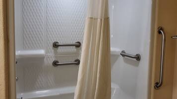 Combinazione doccia/vasca, asciugacapelli, asciugamani