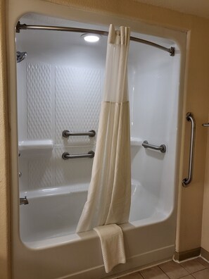 Ducha y bañera combinadas, secador de pelo y toallas