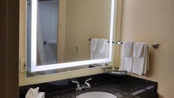 Combinazione doccia/vasca, asciugacapelli, asciugamani