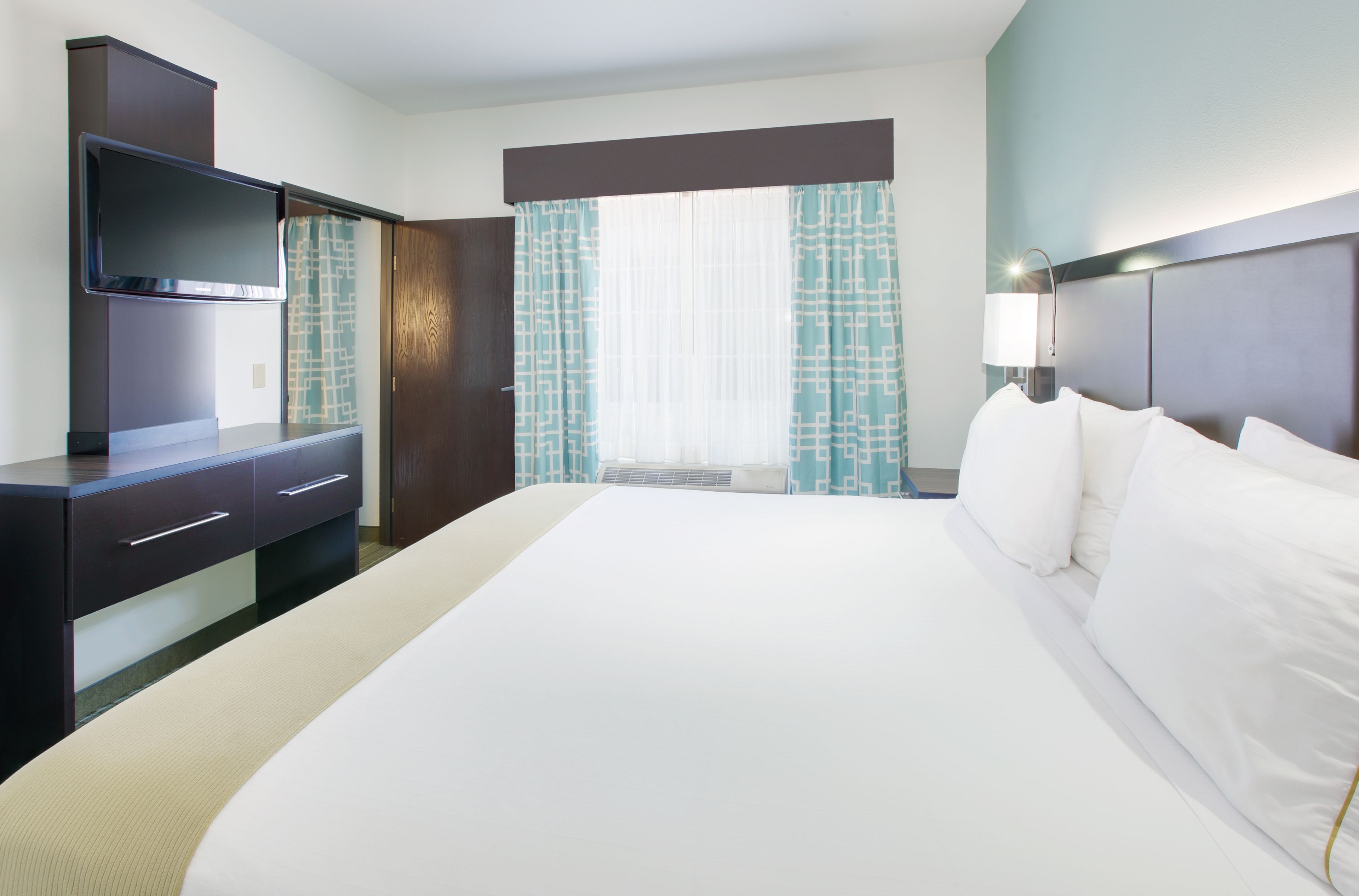 suite, 1 bedroom | in-room safe, desk, iron/ironing board, free cots/infant beds